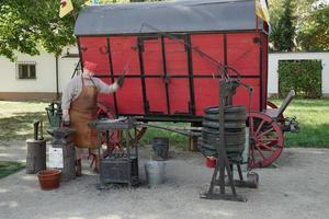 Varsovie, Pologne, 2014. forgeron de l'ancienne reconstruction au palais de Wilanow à Varsovie photo