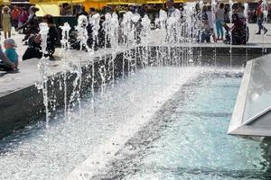 Cracovie, Pologne, 2014. fontaine de la place du marché de Cracovie photo