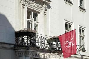 Cracovie, Pologne, 2014. drapeau rouge battant d'un bâtiment à Cracovie photo