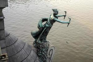 Vienne, Autriche, 2014. statue d'une femme avec des torches sur le pont cechuv à prague photo