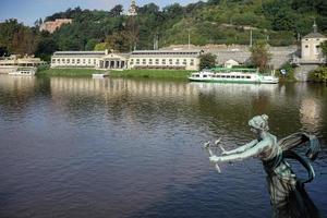 Vienne, Autriche, 2014. statue d'une femme avec des torches sur le pont cechuv à prague photo