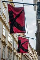Vienne, Autriche, 2014. drapeaux inhabituels suspendus à un bâtiment près de la hofburg à Vienne photo