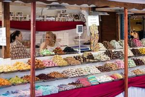 Budapest, Hongrie, 2014. Échoppe de marché vendant des confiseries à Budapest photo