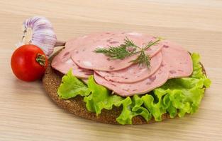 saucisse de boeuf sur planche de bois et fond de bois photo