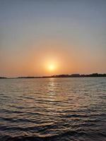 beau coucher de soleil à jeddah, corniche. la corniche de jeddah, également connue sous le nom de front de mer de jeddah, est une zone côtière de la ville de jeddah, en arabie saoudite. situé le long de la mer rouge. photo