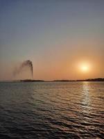 beau coucher de soleil à jeddah, corniche. la corniche de jeddah, également connue sous le nom de front de mer de jeddah, est une zone côtière de la ville de jeddah, en arabie saoudite. situé le long de la mer rouge. photo