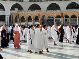 mecque, arabie saoudite, septembre 2022 - des pèlerins du monde entier exécutent le tawaf à masjid al haram à la mecque. photo
