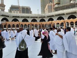 mecque, arabie saoudite, septembre 2022 - des pèlerins du monde entier exécutent le tawaf à masjid al haram à la mecque. photo