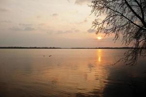 reflet du coucher du soleil dans un lac autour de pasohlavky, moravie du sud, république tchèque. photo