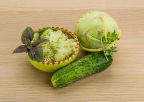 Salade de chou-rave dans un bol sur fond de bois photo