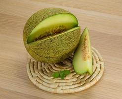 melon sur planche de bois et fond en bois photo