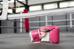 gants de boxe roses pour fille et femme se battent avec espace de copie. photo