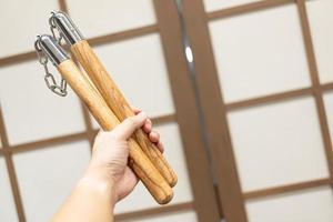 nunchuks. nunchakus en bois avec chaîne en métal. nunchaku en bois. photo