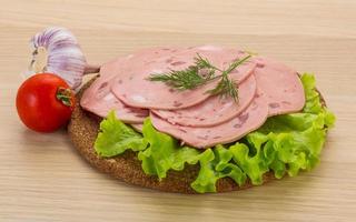 saucisse de boeuf sur planche de bois et fond de bois photo