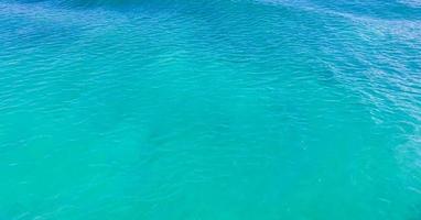 vagues d'eau turquoise bleue motif de texture océan et mer mexique. photo