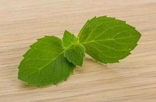 feuilles de menthe sur fond de bois photo