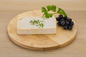 Fromage brie sur planche de bois et fond de bois photo