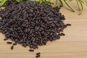 riz noir cru photo