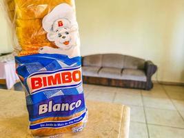 playa del carmen quintana roo mexico 2021 bimbo toast paquet d'emballage de pain blanc au mexique. photo