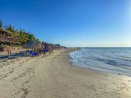 belle holbox island beach sandbank panorama eau turquoise gens mexique. photo