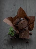 Muffin au chocolat sur fond de bois photo