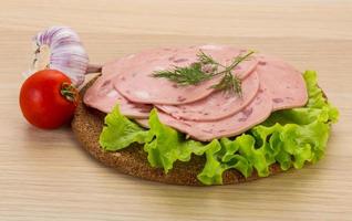 saucisse de boeuf sur planche de bois et fond de bois photo