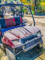 holbox quintana roo mexico 2022 voiturette de golf buggy voitures chariots rue boueuse village holbox mexico. photo