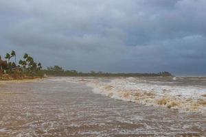 ouragan playa del carmen beach mexique vagues de tsunami extrêmement élevées. photo