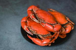 assiette de fruits de mer de crabe avec, crabe frais sur plaque noire, crabe cuisinant des aliments bouillis ou cuits à la vapeur de crabe rouge au restaurant