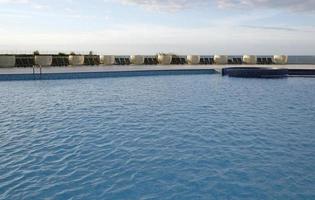 ondulations à la surface d'une piscine extérieure par beau temps photo