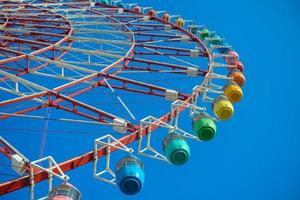 grande roue sur ciel bleu photo