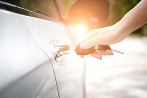 femme avec clé de voiture photo