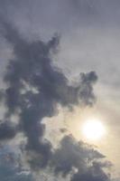 le soleil brille à travers la couverture nuageuse du voile gris au mexique. photo