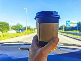 café mexicain pour aller tenir une tasse en conduisant au mexique. photo