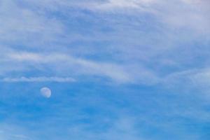 ciel avec des nuages chimiques ciel chimique chemtrails et la lune. photo