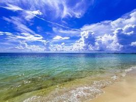 plage mexicaine tropicale eau turquoise claire playa del carmen mexique. photo