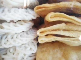 Le croustillant de crevettes blanches et le croustillant de crevettes à la peau sont des craquelins frits traditionnels indonésiens, qui sont souvent servis en accompagnement. photo