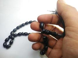 les perles rondes comme les billes sont souvent utilisées pour le culte ou après les prières musulmanes, les perles de chapelet isolées sur fond blanc. photo