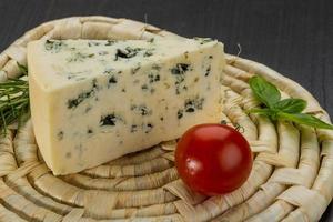 fromage bleu sur planche de bois photo