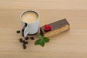 café avec gâteau sur fond de bois photo