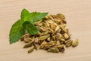 cardamome sur fond de bois photo