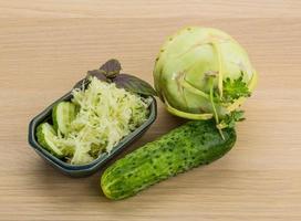 Salade de chou-rave dans un bol sur fond de bois photo