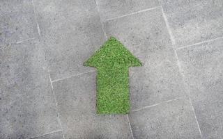 flèche verte faite d'un carré d'herbe pointant vers le haut photo