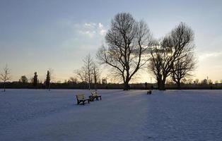 coucher de soleil d'hiver tranquille sur un paysage enneigé photo