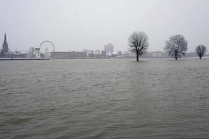 Météo extrême - arbres debout dans l'eau d'un sentier inondé à Düsseldorf, Allemagne photo