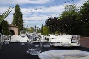 salle extérieure avec tables à dîner avant l'événement photo