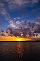 lever de soleil sur le lac avec cloudscape photo