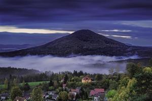 matin brumeux dans le paysage photo