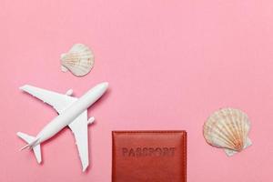 concept de voyage d'aventure de voyage plat simple minimal avec avion et passeport sur fond moderne tendance pastel rose photo