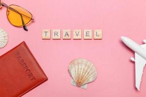concept de voyage d'aventure de voyage plat simple minimal sur fond moderne tendance pastel rose photo